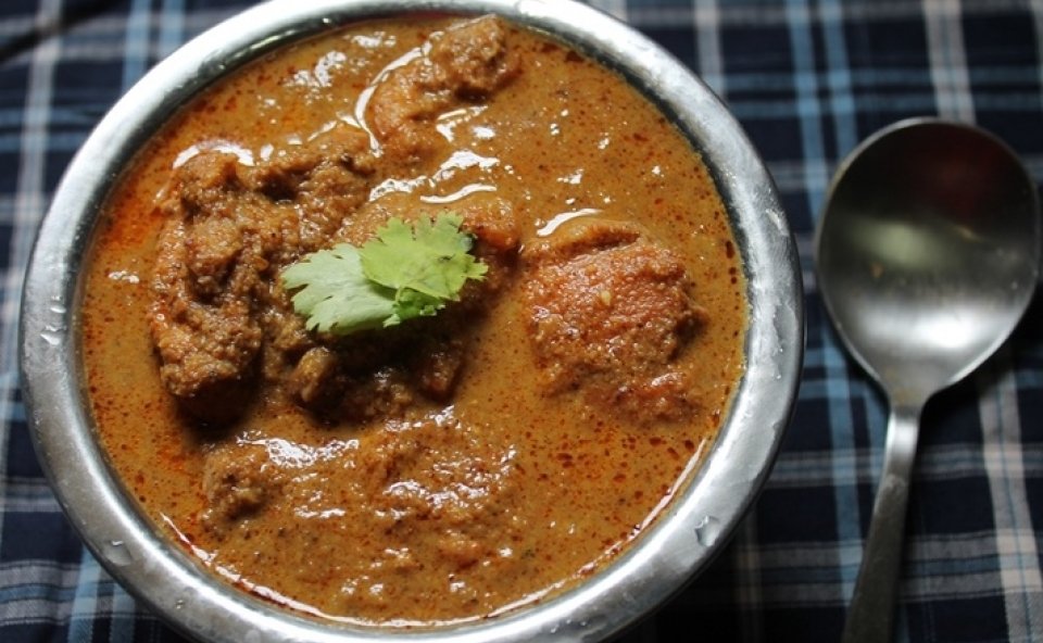 Chicken Curry with Roasted Coconut (Varutharacha Chicken Curry)